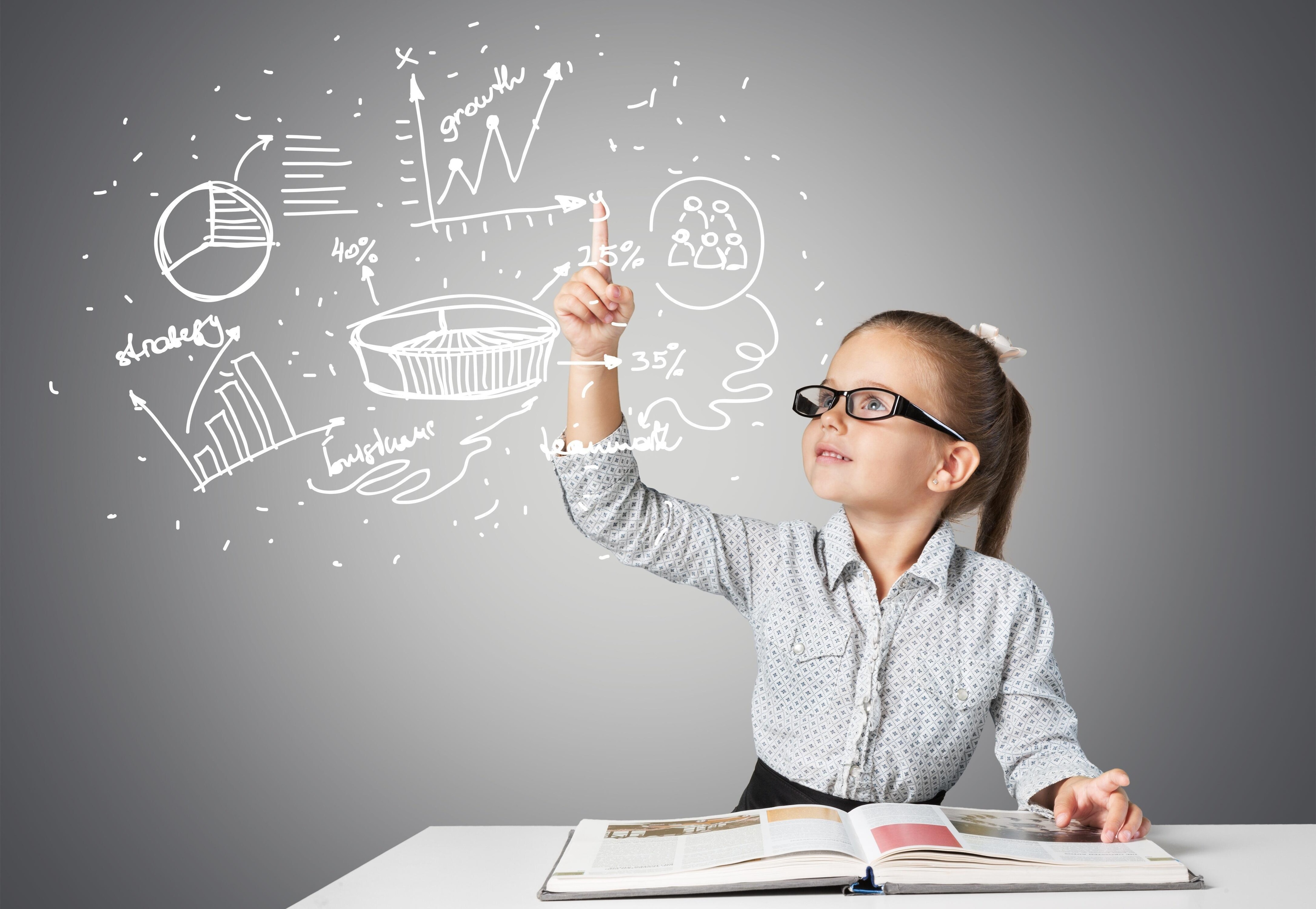 little_girl_draws_graphics_with_finger (2)